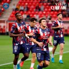 Willian Pacho (i) en el calentamiento previo al partido de PSG en Champions League