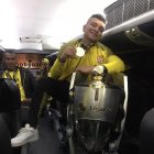 Mario Pineida y el trofeo que ganó en el 2020 ante Liga de Quito.