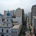 Vista panorámica de la avenida 9 de Octubre, días antes de que Guayaquil celebre 204 años de su independencia.