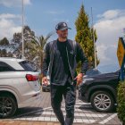 Leonardo Campana a su arribo a la Casa de la Selección en Quito.