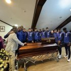 Jugadores de Ecuador, cuando fueron a despedir a Robert Cabezas.