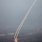 Nubes de humo como resultado del lanzamiento de cohetes desde el sur del Líbano hacia el norte de Israel, 11 de octubre de 2024.