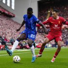 Moisés Caicedo disputa el balón con Alexander Arnold.