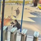 Una captura de CCTV proporcionado por la policía turca muestra a dos sospechosos armados afuera del edificio de la sede del Centro Aeroespacial y de Aviación de Turquía (TUSAS) en Ankara