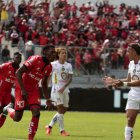 Jorge Ordóñez (i) festeja uno de los dos goles para El Nacional ante Mushuc Run en CopaEcuador