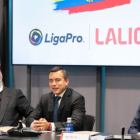 El Presidente de la República Daniel Noboa (c) junto a Migue Angel Loor, titular de la LigaPro (d)