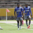 Jugadores de Emelec evidencian en sus rostros el malestar por la mala situación del equipo