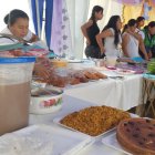 En Manglaralto afuera del cementerio se colocó una enorme mesa con los alimentos dedicados a los difuntos