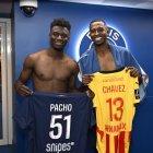 Willian Pacho (d) y Jhoanner Chávez intercambiaron camisetas al final del compromiso.