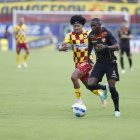 Ambos equipos lucharon intensamente por el balón en busca de la victoria.