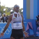 El atleta ecuatoriano Brian Daniel Pintado celebrando la medalla de oro al finalizar la prueba de los 20km marcha masculinos de los Juegos Olímpicos de París 2024.