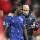 Moisés Caicedo (i) es pieza clave en el Chelsea para el técnico Enzo Maresca.