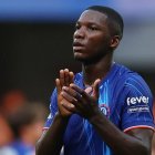 Moisés Caicedo (i) es pieza clave en el Chelsea para el técnico Enzo Maresca.