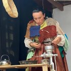 Las actrices elaboran tamales mientras narran vivencias.