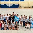 Con más de 10 medallas de oro de diferencia con el segundo lugar, la delegación provincial de Guayas se quedó con el título de campeón absoluto del Torneo Nacional de Patinaje Artístico que el fin de semana se disputó en la provincia de Santa Elena.

El equipo albiceleste acumuló un total de 60 preseas repartidas en 22 de oro, 21 de plata y 17 de bronce, superando a su tradicional rival de Pichincha que sumó 10 de oro 11 de plata y 11 de bronce; mientras que el tercer lugar fue para los deportistas de la provincia de Azuay que consiguieron una de plata y una de bronce.

Dayana Yépes, entrenadora de la delegación guayasense, explicó que la plantilla provincial estuvo integrada por 82 deportistas, en un evento de “gran nivel” en el que compitieron cerca de 168 patinadores en representación de 7 provincias del país.

Entre las deportistas de Guayas destacadas con oro estuvo Bianca Zambrano, en la prueba de figuras de la categoría Intermedia Espoir Cadete, así como Keyla Díaz en la modalidad Libre. Ya en la división Básica Espoir Cadete el primer lugar de Figuras fue para Fabianna Manosalvas, mientras que en la categoría Prepromocional Espoir Anali Abarros fue la dominadora. Finalmente Ashley Rendón destacó en el apartado de Intermedio Mayores.