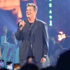 Carlos Vives abrió la ceremonia con sus melódicas y vibrantes canciones