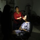 Arianna, la quinceañera, fue maquillada con unas linternas.