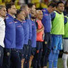El seleccionador de Ecuador, Sebastián Beccacece (i) en el estadio Metripolitano.