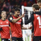 Patrik Schick de Leverkusen (d) celebra uno de sus goles con el resto de sus compañeros en la victoria de Leverkusen ante FC Heidenheim