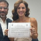 La pareja muestra su certificado de matrimonio.