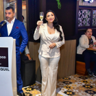 Andrea Zambrano y José Aníbal Mendoza en el corte de la cinta.