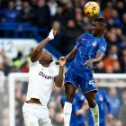 Niño Moi (d) jugó ayer de lateral derecho y no de volante central.