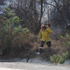 Bomberos han trabajado desde la mañana de este lunes para sofocar el incendio.