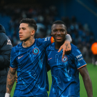 Moisés Caicedo (d) junto a Enzo Fernández, su dupla en el medio sector de Chelsea