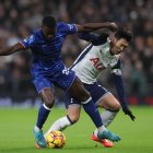 Moises Caicedo del Chelsea peleado la pelota con Hotspur"s Heung-Min Son del Tottenham
