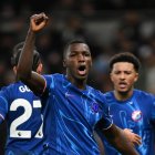 Moisés Caicedo festeja la victoria de Chelsea en la Premier League
