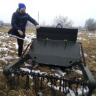 En un campo nevado de la región de Cherníguiv veteranos de guerra ucranianos con discapacidades o mutilaciones reciben instrucción en el manejo de vehículos de desminado.