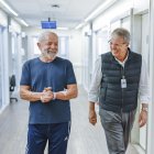 Fotografía facilitada por la Presidencia de Brasil, que muestra al mandatario, Luiz Inácio Lula da Silva (i), caminando al lado del médico Marcos Stavale este viernes en la unidad de cuidados semi intensivos del hospital Sírio Libanés, en el centro de São Paulo.