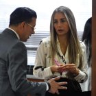 Marobel Barreno y el abogado Francisco Rosero, en la audiencia de juzgamiento por supuesta obstrucción a la justicia.