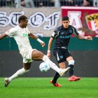 Piero Hincapié fue clave en la defensa para evitar que Bayer Leverkusen reciba goles en el triunfo ante Augsburgo.