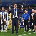 Almada sostiene los trofeos de su equipo, tras vencer al Al-Ahly, de Egipto.