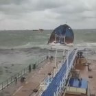 Dos petroleros rusos sufrieron sendos accidentes en el estrecho de Kerch y vertieron petróleo en aguas del mar de Azov, donde se desató una fuerte tormenta, informó el Ministerio para Situaciones de Emergencia.