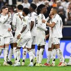 Jugadores de Real Madrid festejan el gol de Kylian Mbappé en el estadio Lusail de Foha, Catar en la final de la Copa Intercontinental