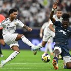 Rodrygo del Real Madrid y Andrés Micolta del Pachuca en la final de la Copa Intercontinental.