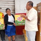 Entrega. Santos Plúas entrega más de 30 canastas navideñas en Playas.