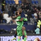 Willian Pacho abrazó a Gianluigi Donnarumma al ganar la Supercopa de Francia