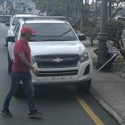 Funcionarios del Municipio de Guayaquil retiraron publicidad electoral de la avenida Francisco de Orellana, en el norte.