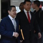 Pablo Muentes, junto con su abogado Diego Chimbo, en su audiencia preparatoria de juicio, en la Corte Nacional.