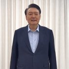 El presidente acusado, Yoon Suk Yeol, emitiendo una declaración en su residencia oficial antes de dirigirse a la sede de la Oficina de Investigación de la Corrupción para Funcionarios de Alto Rango.