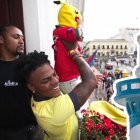El youtuber protagonizó un momento icónico al levantar a Jorgito El Guayaco desde un balcón del Centro Histórico de Quito.