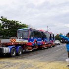 El nuevo trolebús es trasladado hasta Quito en una plataforma.