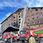 Los bomberos trabajando en el lugar del incendio que estalló en un hotel en el Complejo Esquí Kartalkaya en Bolu, Turquía, el 21 de enero de 2025.