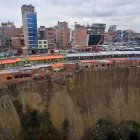 Vista aérea de un mercado construido al borde de un acantilado en la zona de La Ceja de la ciudad de El Alto, Bolivia, tomada el 9 de diciembre de 2024.