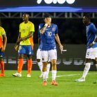 Kendry Páez (c) se toma el rostro e la derrota de la Tri contra Colombia