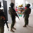 Hecho. Aunque la presencia militar ha aumentado en el espacio público de Playas, a diario la ciudadanía reportan robos, muertes y extorsiones.