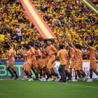 Las divisiones formativas fueron las primeras en desfilar en la apertura del programa de la Noche Amarilla 2025.